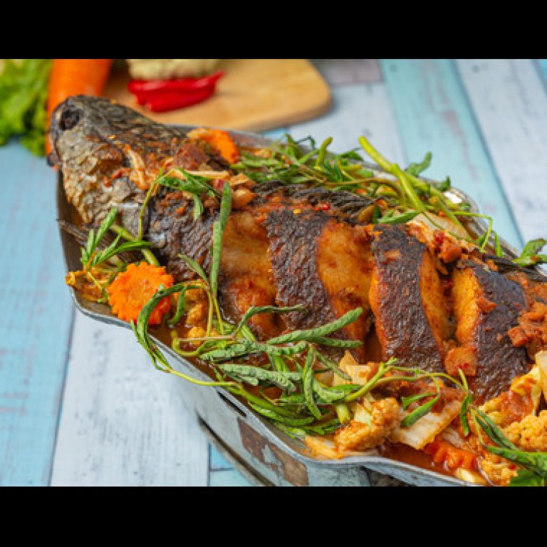 sour-curry-with-snakehead-fish-spicy-garden-hot-pot-thai-food (1)